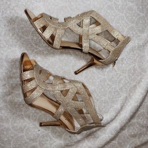 Never worn before Gold heels